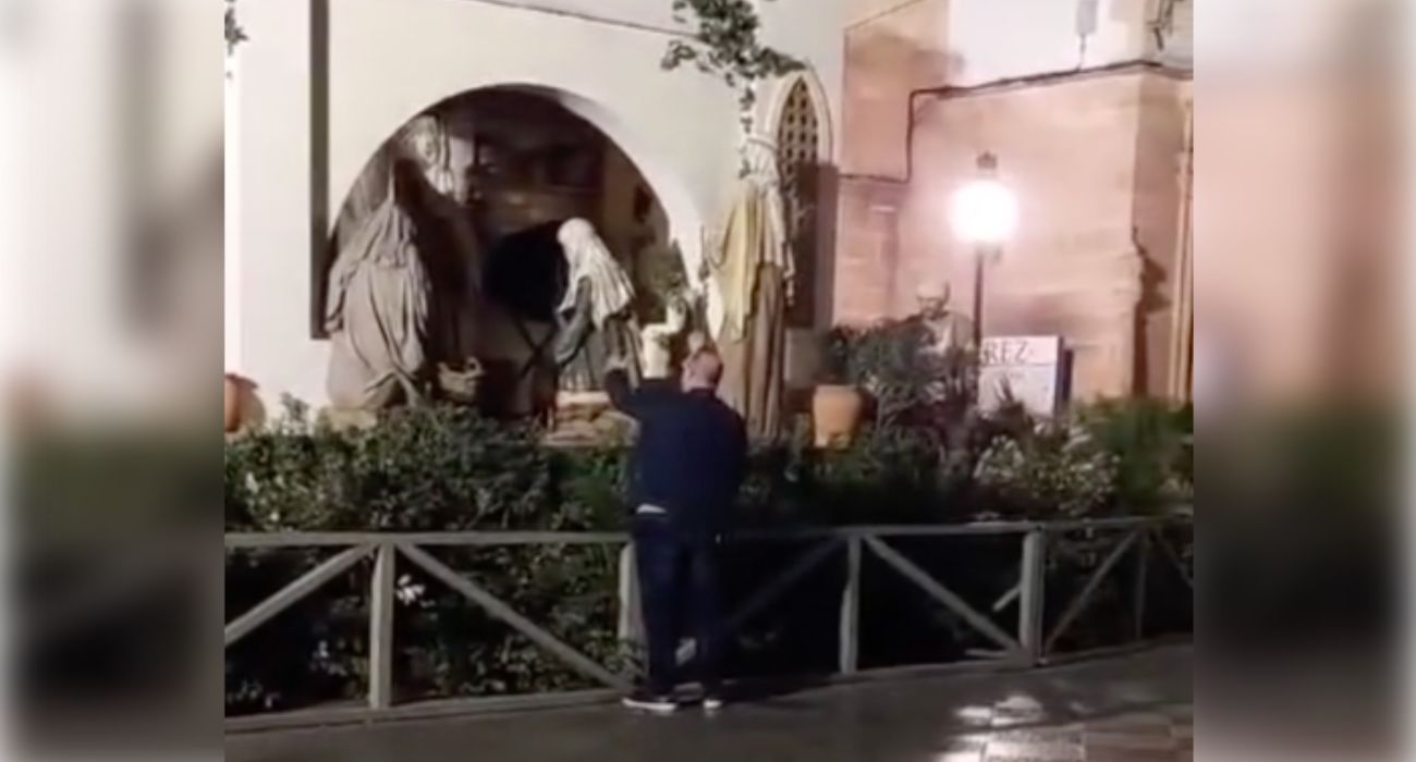 Un hombre canta una saeta en Jerez al Belén de Santo Domingo.