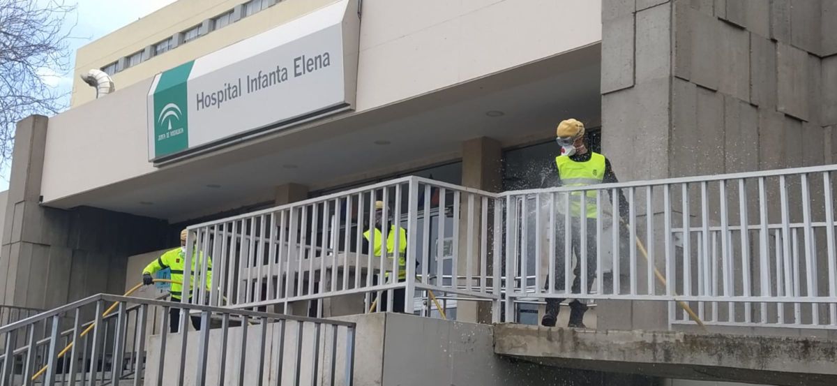 El hospital Infanta Elena de Huelva, desinfectado por la UME. FOTO: SAS