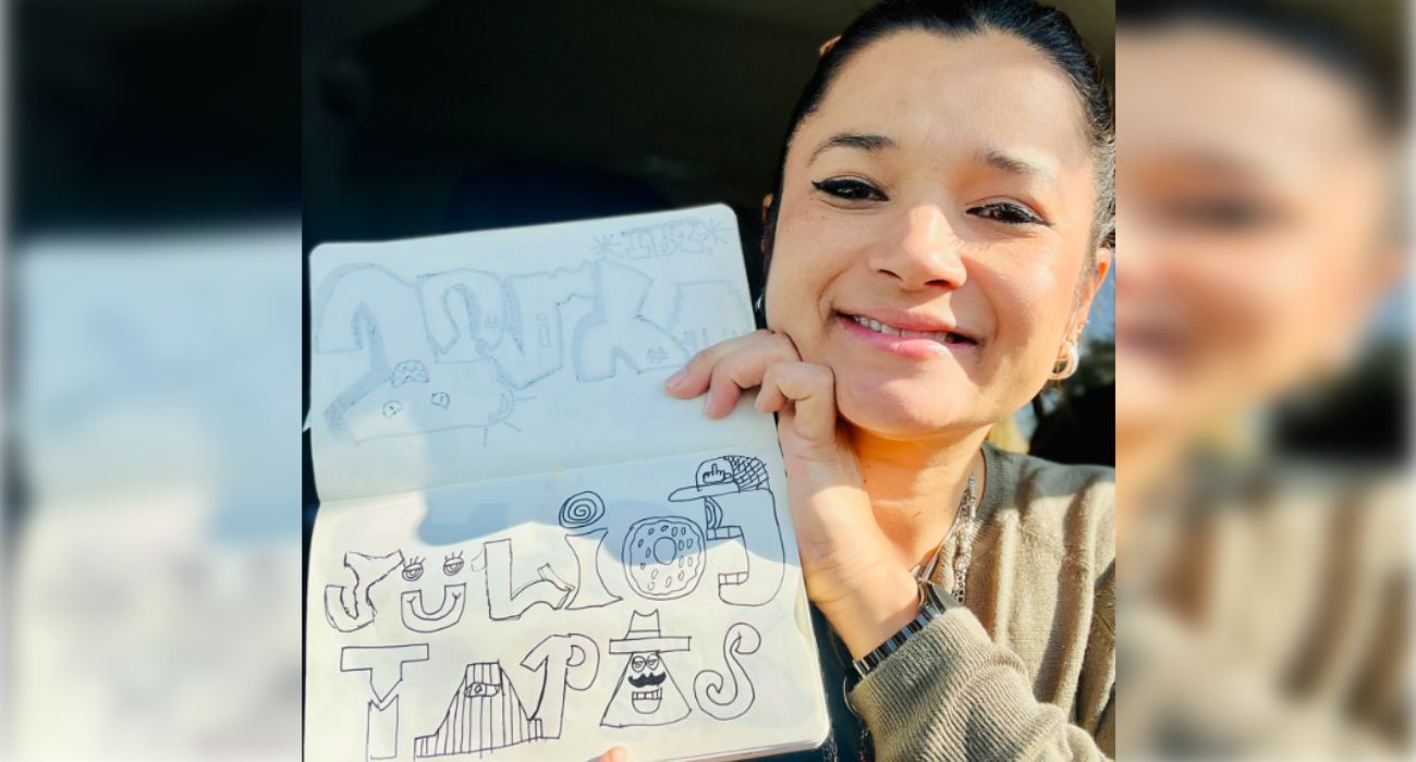 La madre de 'JuliOne', con algunos de los dibujos encontrados.