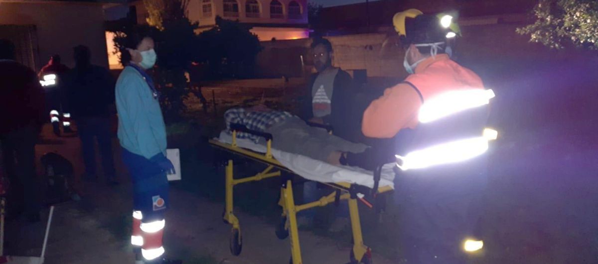 Los servicios sanitarios atienden al hombre tras el rescate. FOTO: Bomberos Jerez