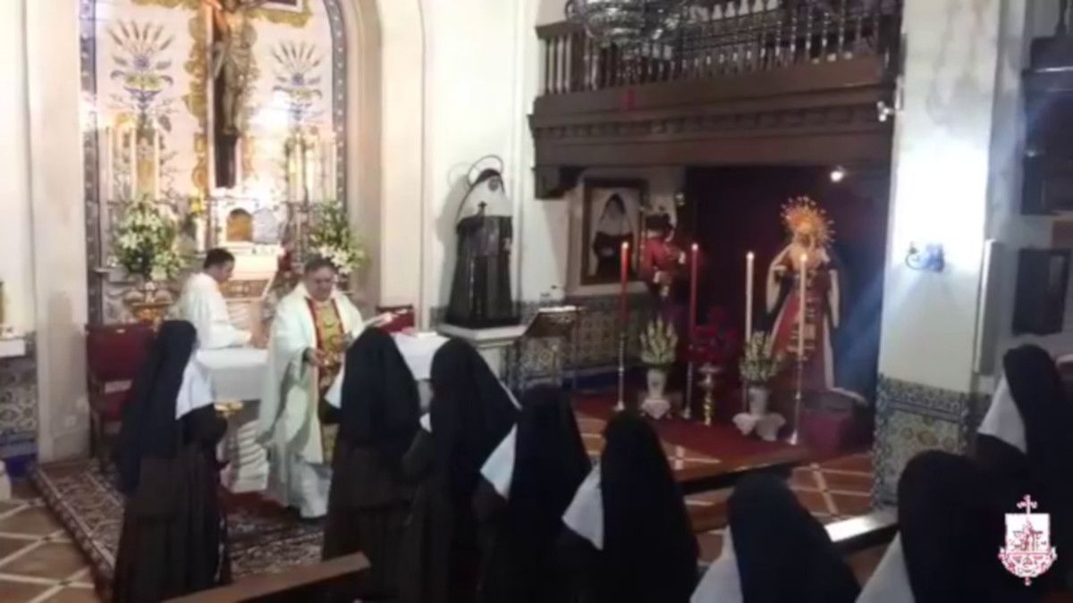 El obispo, durante la misa en el convento que también es geriátrico. IMAGEN: Diócesis Asidonia-Jerez