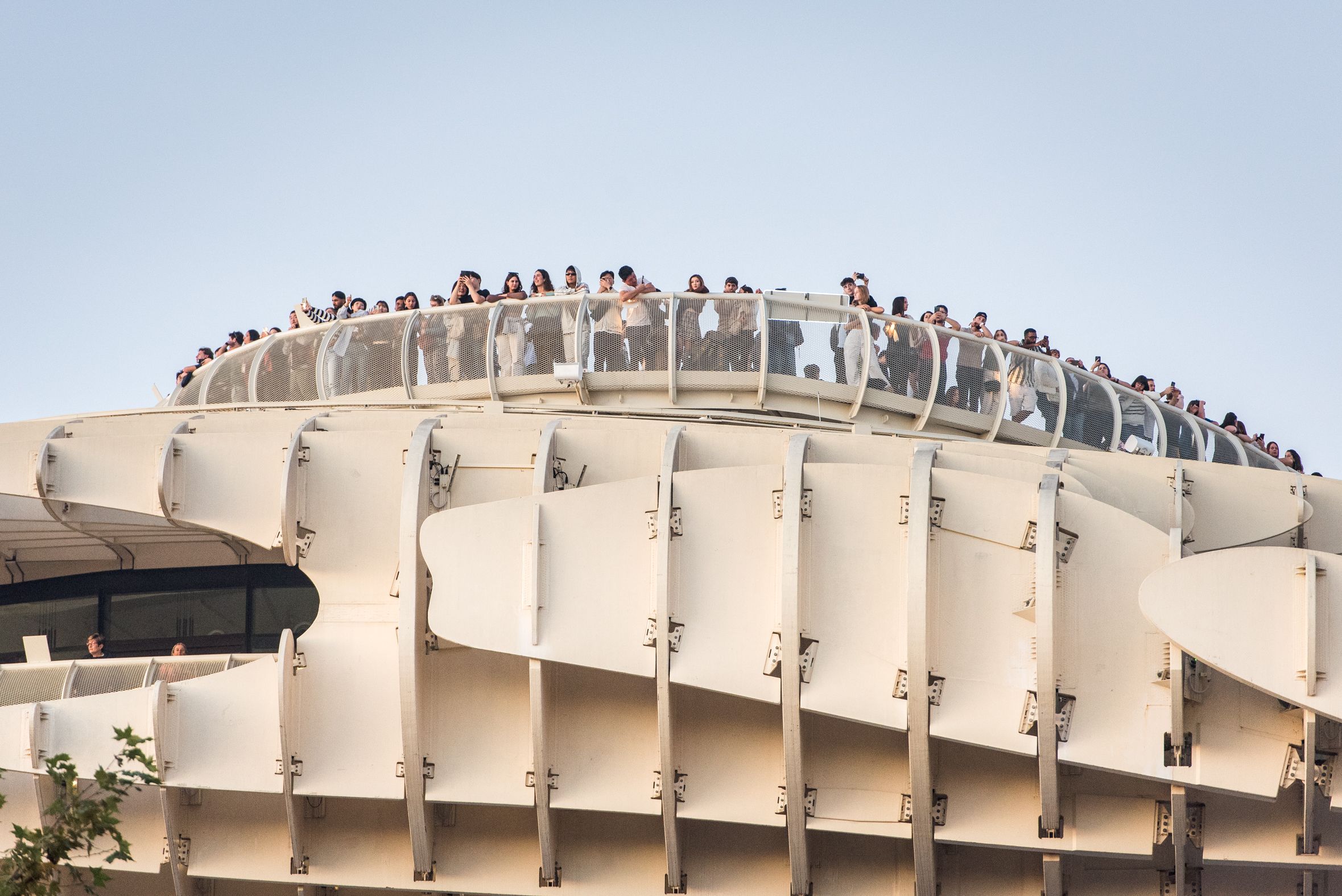 Turistas en las Setas de la Encarnación de Sevilla.
