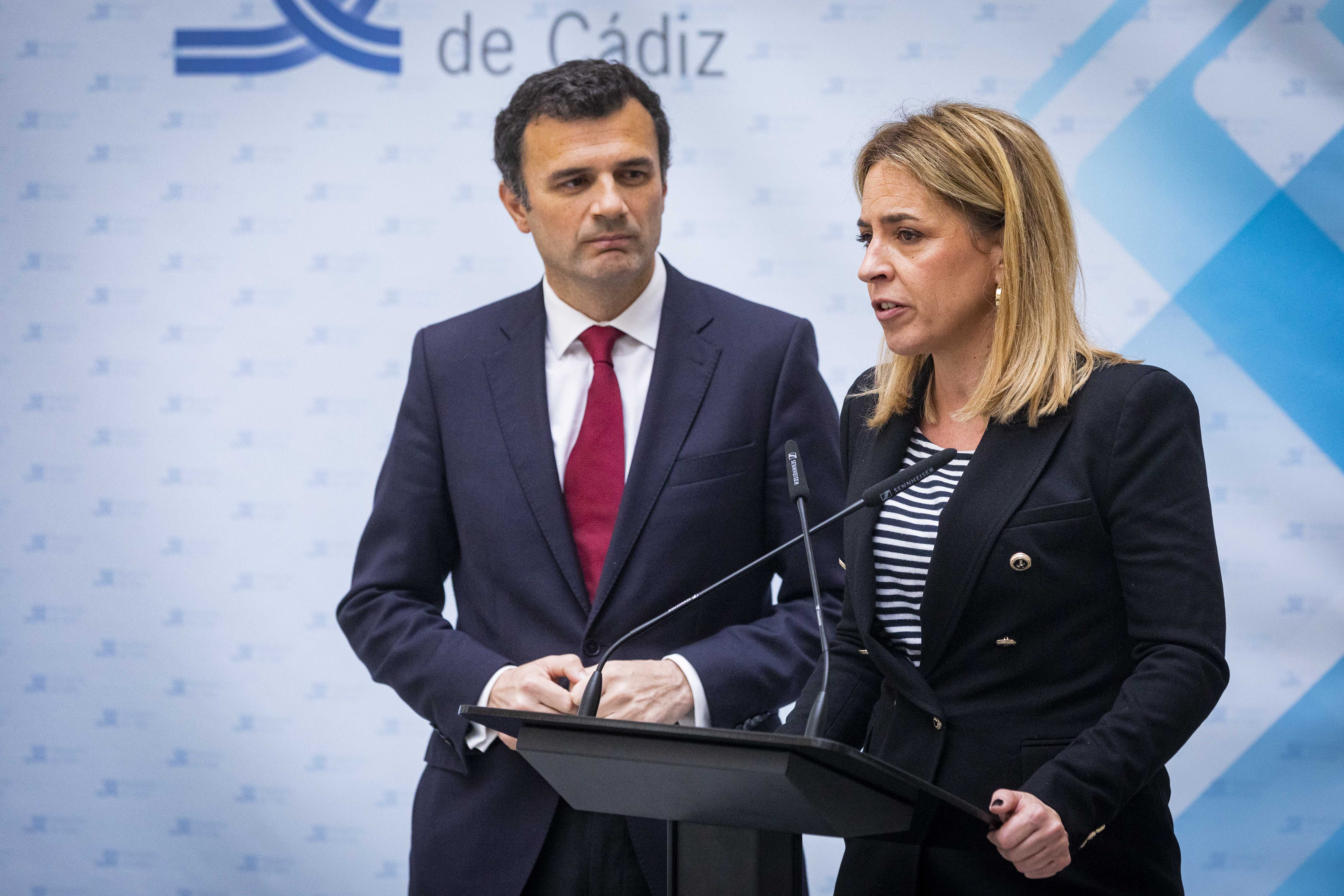El alcalde de Cádiz y la presidenta de la Diputación, tras la firma del acuerdo de colaboración para financiar el proyecto.
