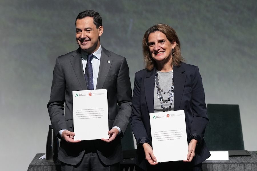 El presidente andaluz, Juanma Moreno, y la ministra del Gobierno, Teresa Ribera, presentando el acuerdo por Doñana.