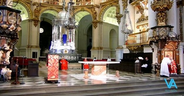 Un momento de la misa, este Viernes Santo, en la Catedral de Granada.