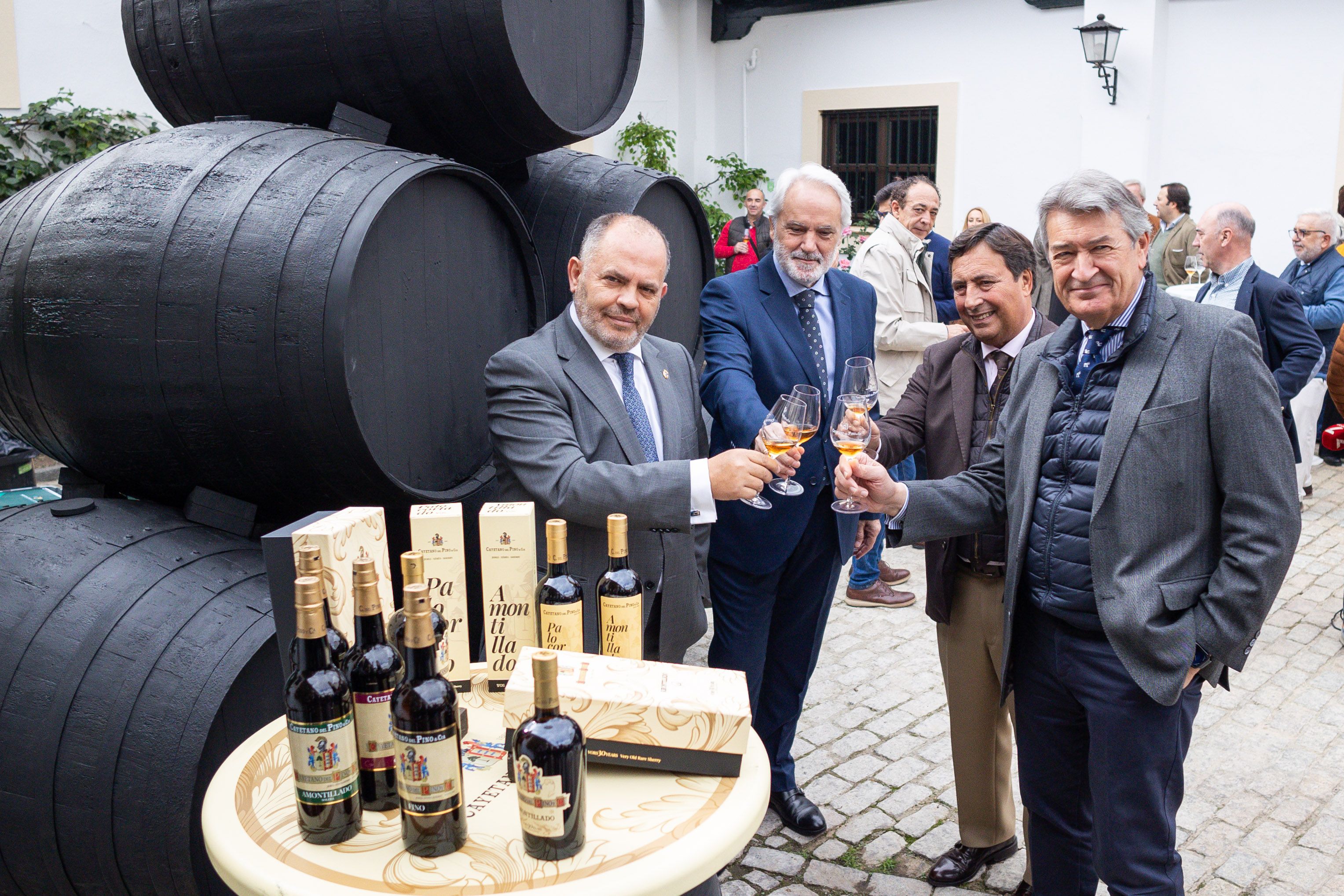 Meseguer, Muñoz y Saldaña brindando con el nuevo VORS.  