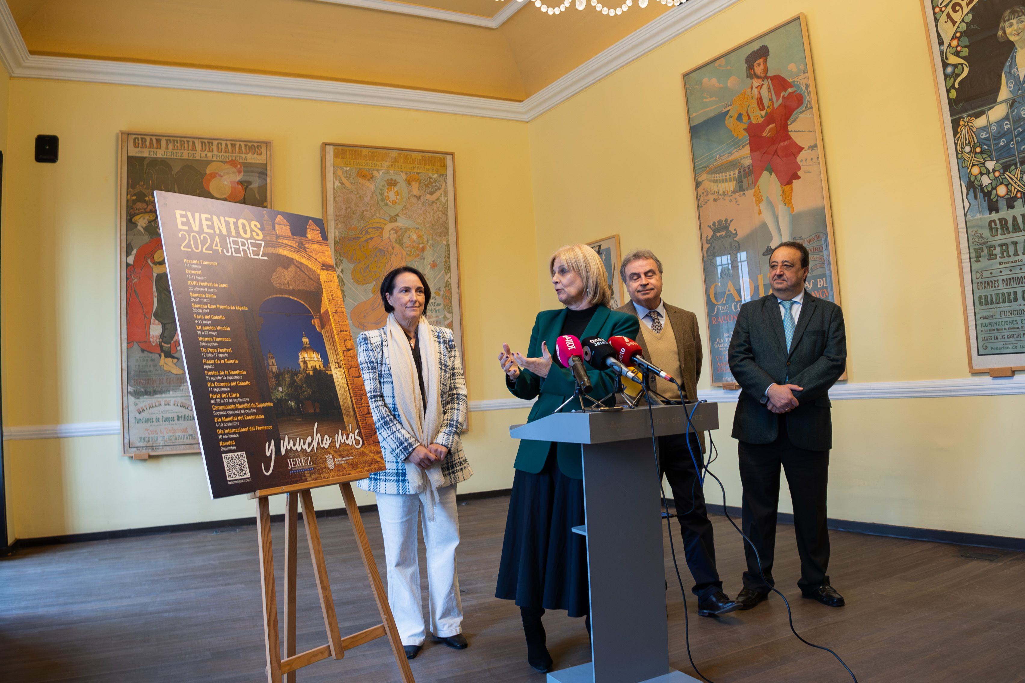 Un momento de la rueda de prensa de la alcaldesa, junto a otros miembros de su gobierno en Jerez, antes de la Mesa del Turismo, celebrada este lunes.