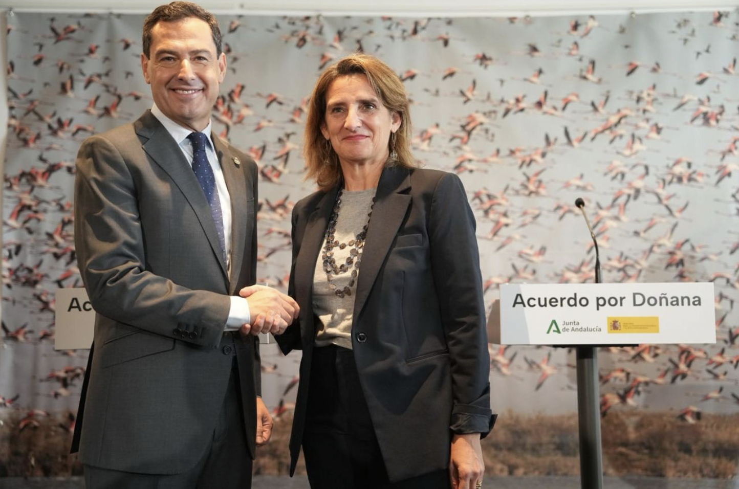 Doñana: 'regadío' sí, pero de dinero. En la imagen, Moreno Bonilla y la ministra Ribera se dan la mano tras firmar el acuerdo.