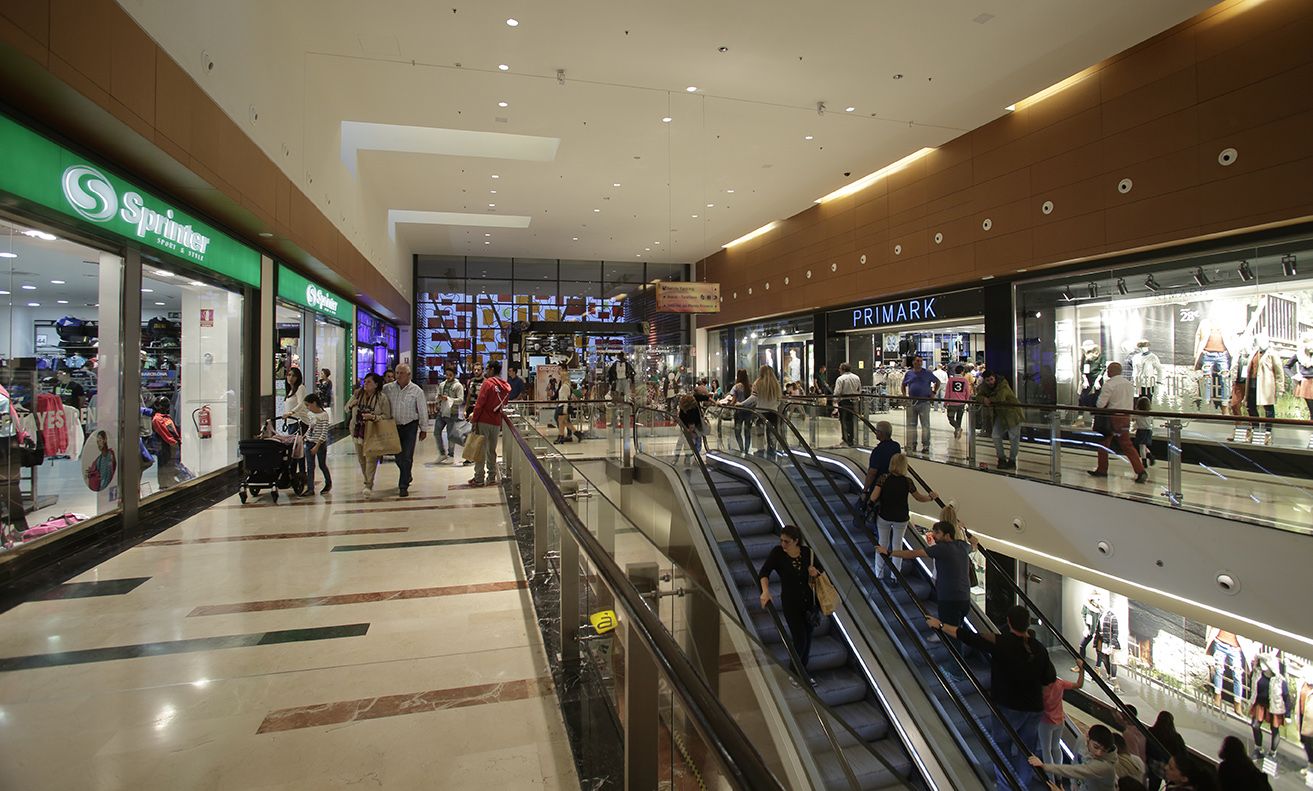 Ambiente en el centro comercial en su primera planta. 