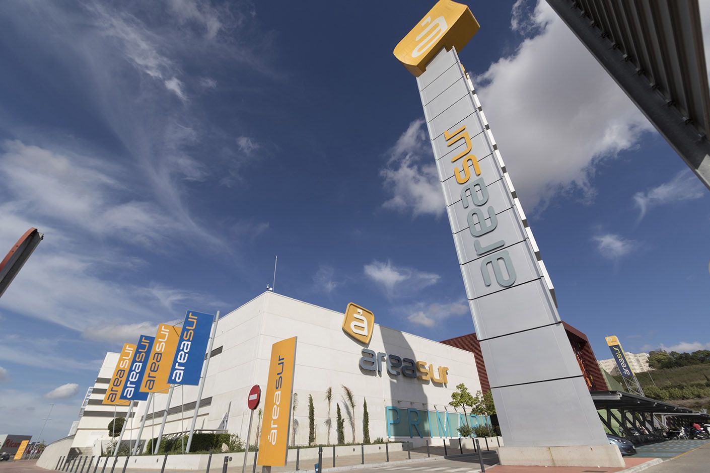 Acceso principal al centro comercial. 