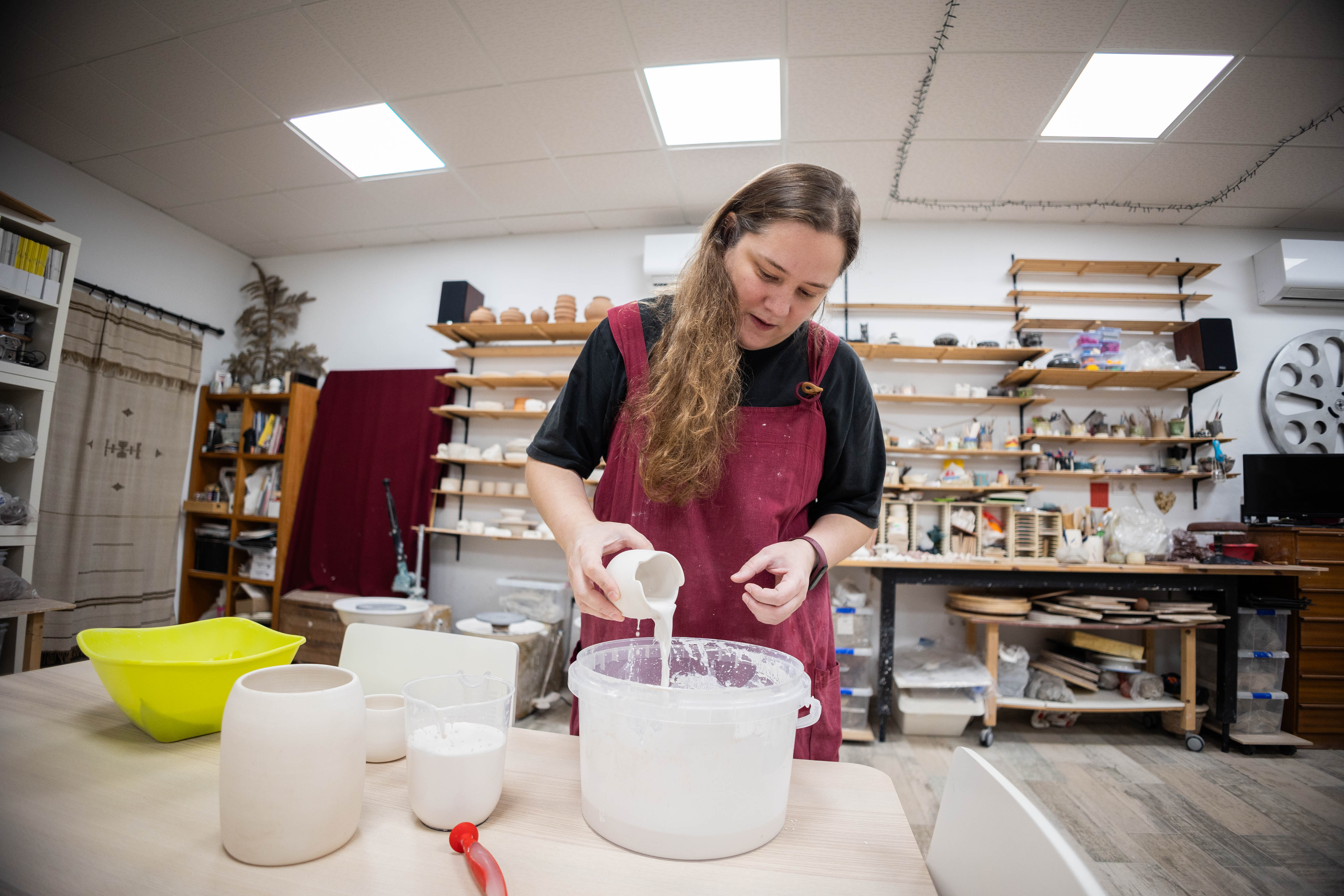 La ceramista trabaja en su taller, donde también da clases.