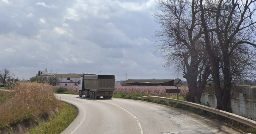 Un camión circula por la carretera de Sevilla donde tuvo lugar el accidente.