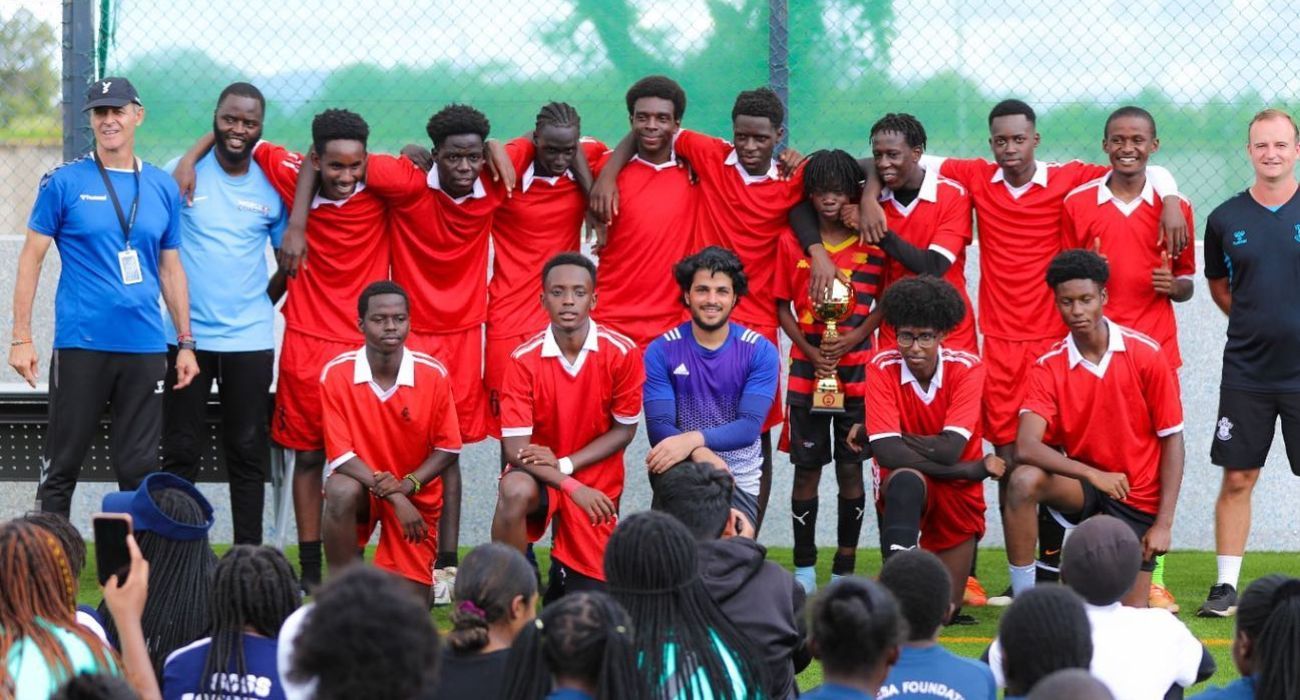 Manolo Ruiz, a la izquierda, con el equipo que ha conquitado la Copa Southampton en Kenia.