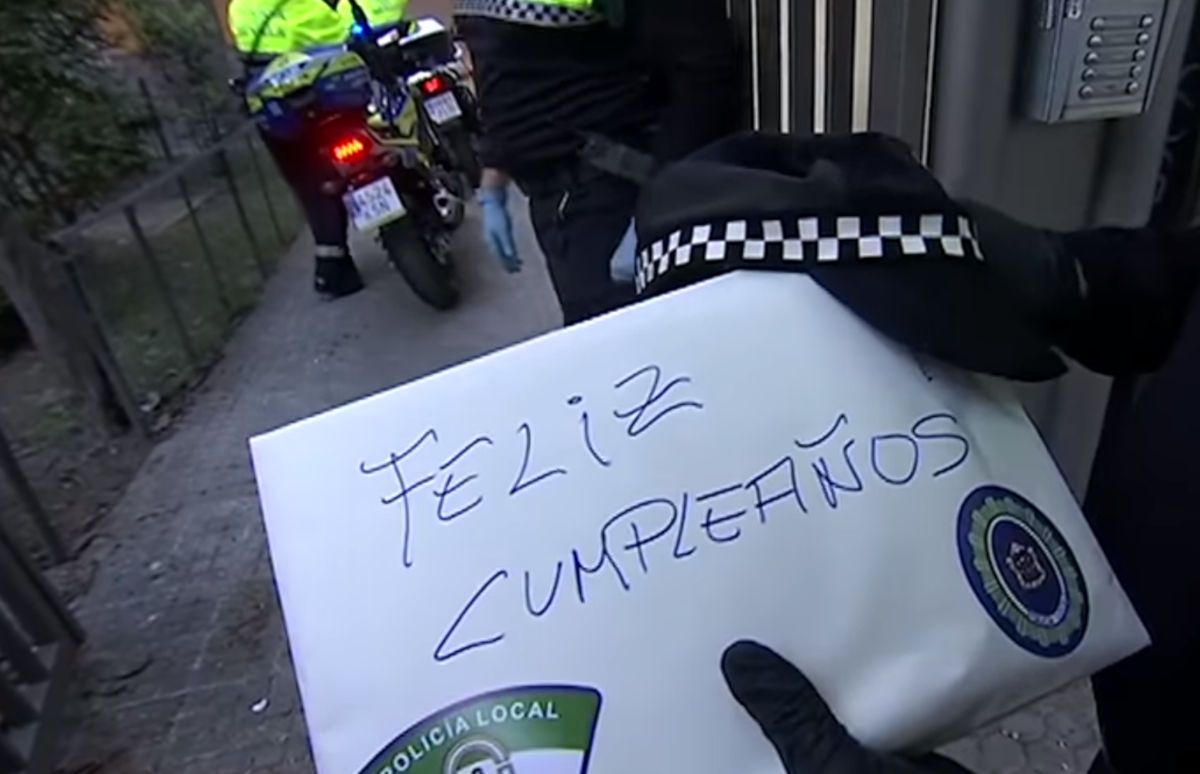 Una felicitación de cumpleaños de la Policía Local de Sevilla durante la cuarentena. FOTO: Emergencias Sevilla
