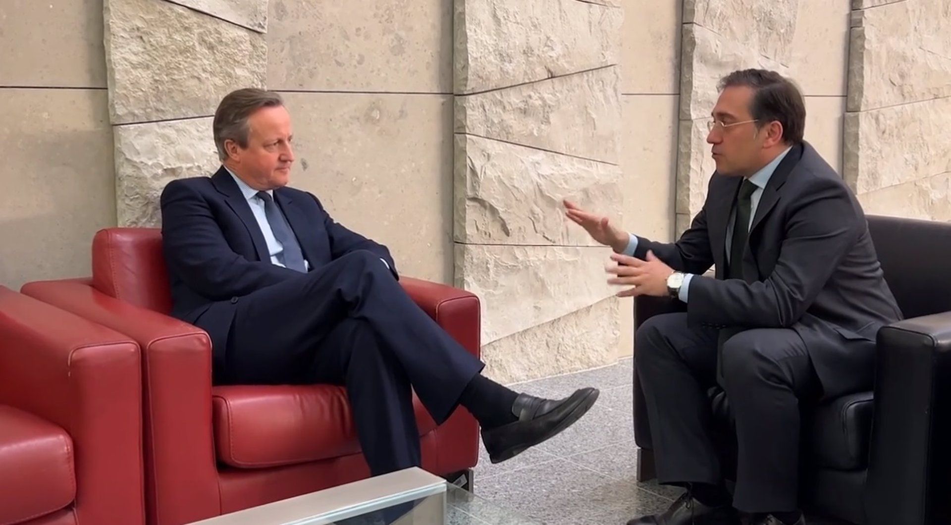 Cameron, reunido con Albares, en una imagen remitida por Exteriores, para acercar posturas en el acuerdo España-Gibraltar.