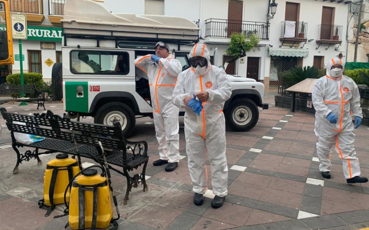 Una cuadrilla de operarios de limpieza en Puerto Serrano.