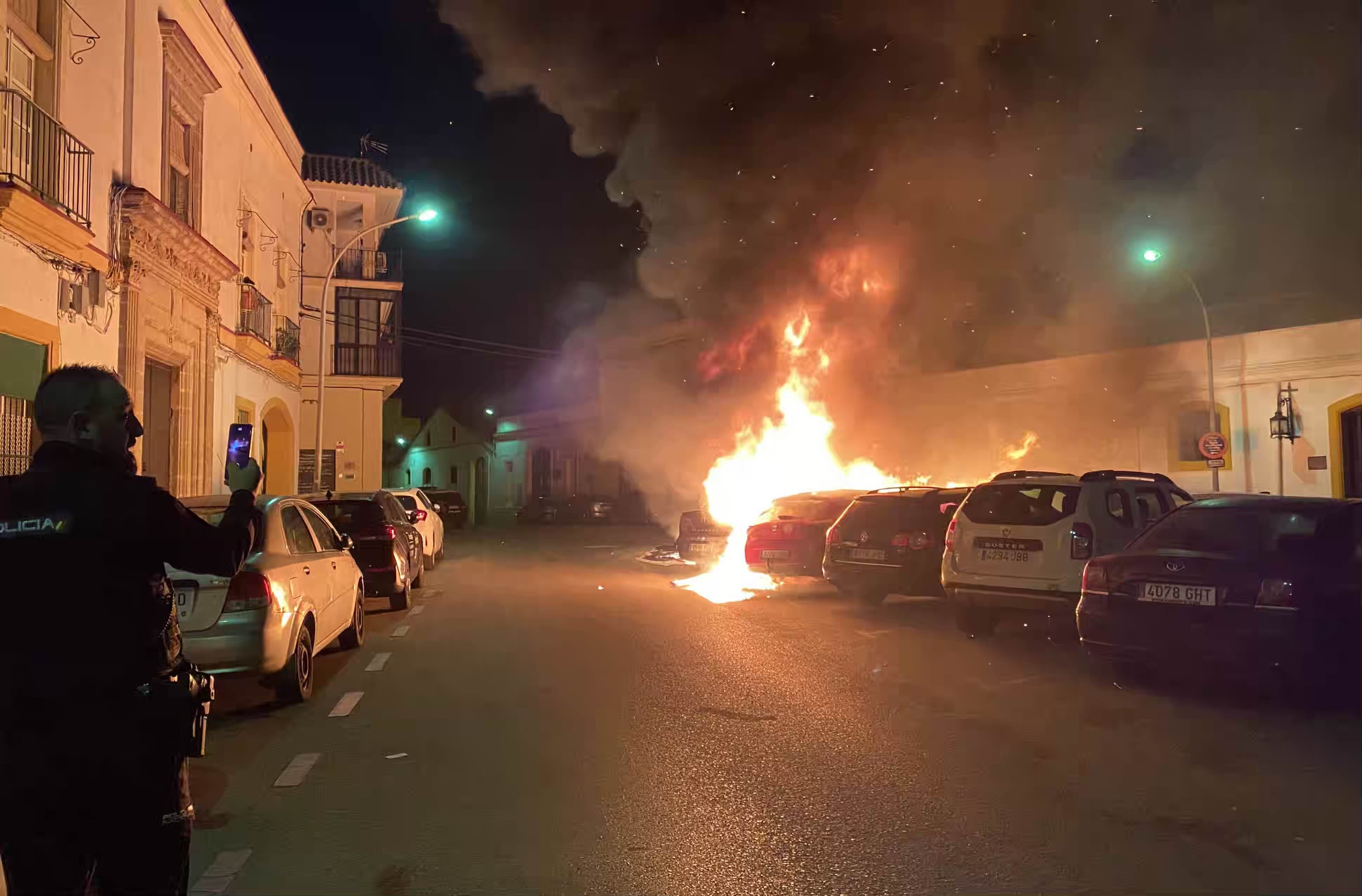 Llamas en mitad de plaza Silos, en Jerez, esta pasada madrugada.