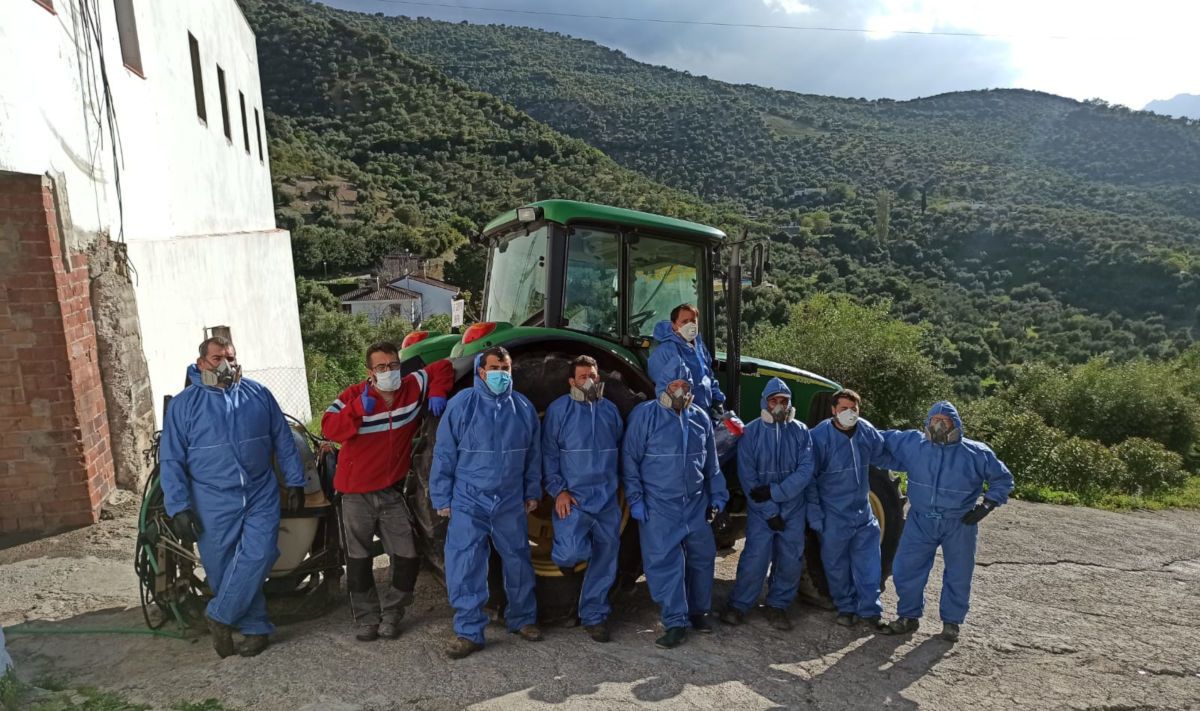 Voluntarios de limpieza en Zahara de la Sierra.