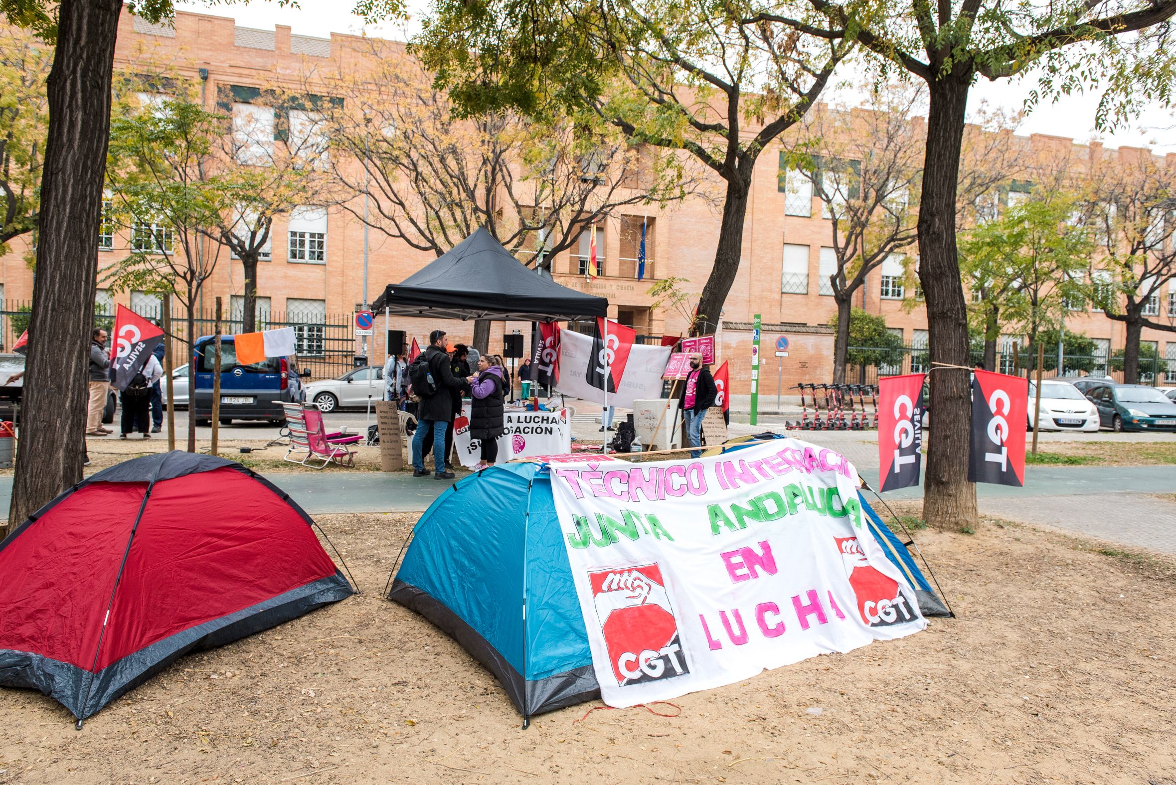 Acampada de las PTIS frente a la Consejería de Desarrollo Educativo en Sevilla.