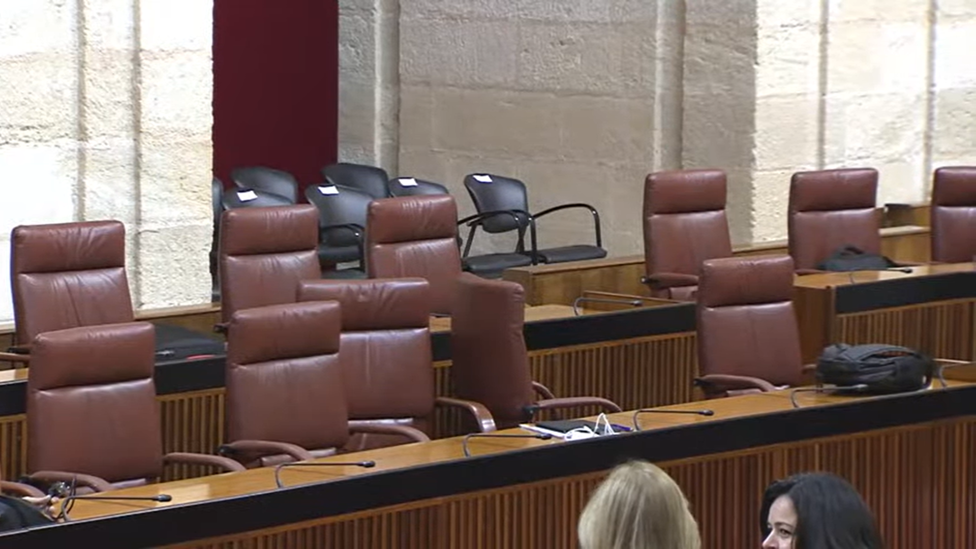 Vox se ausenta de la lectura del manifiesto del 25N en el Parlamento.