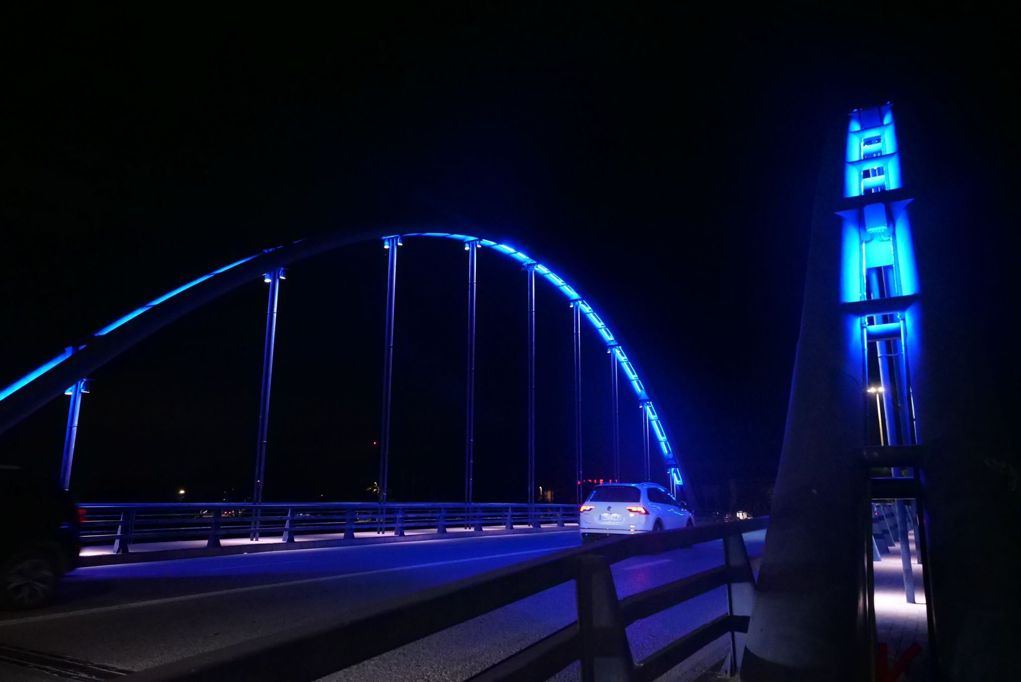 Nueva iluminación del Puente del VII Centenario en Chiclana.