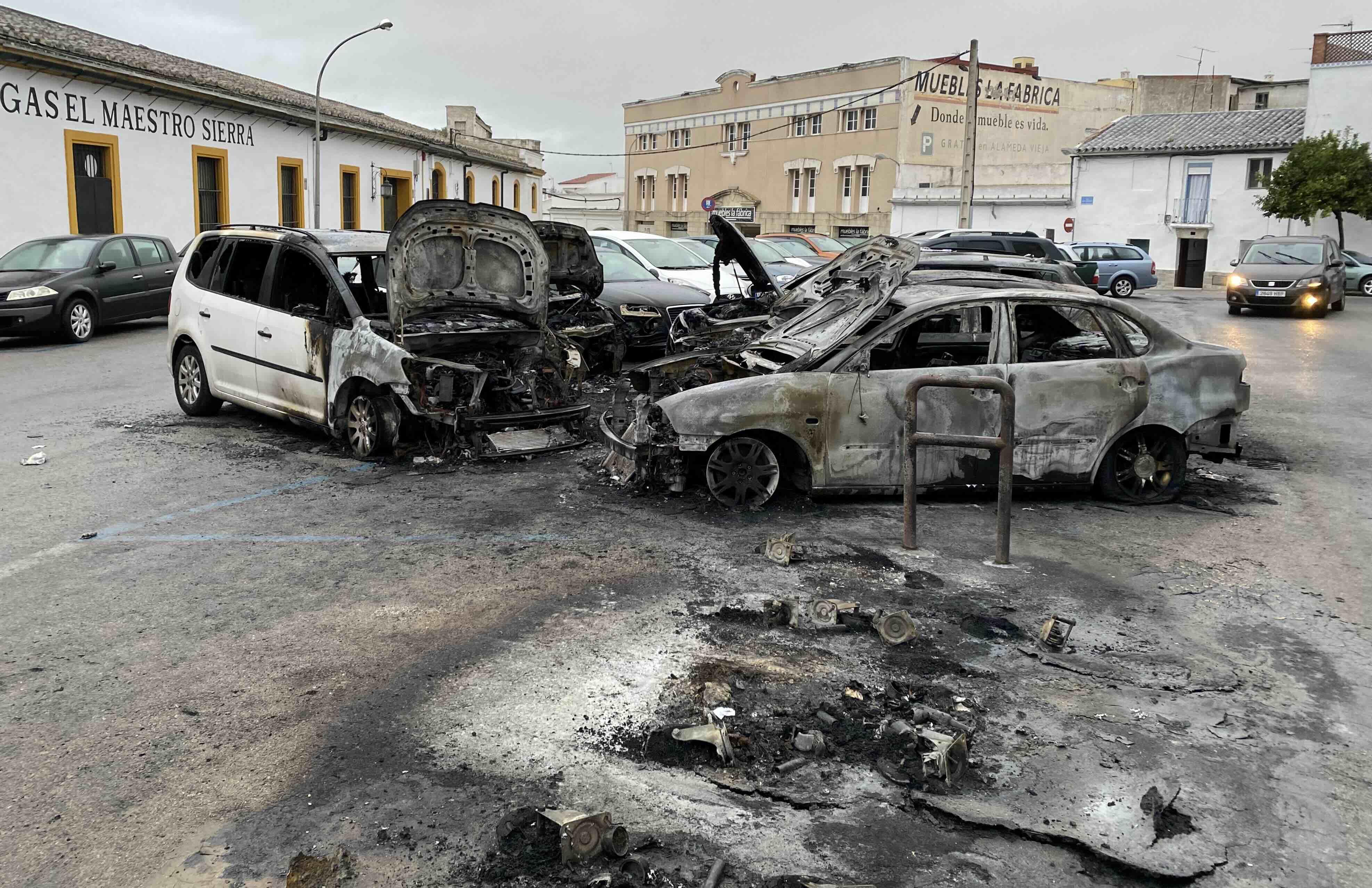 Vehículos calcinados en la plaza Silos, en el centro de Jerez, este miércoles por la mañana.