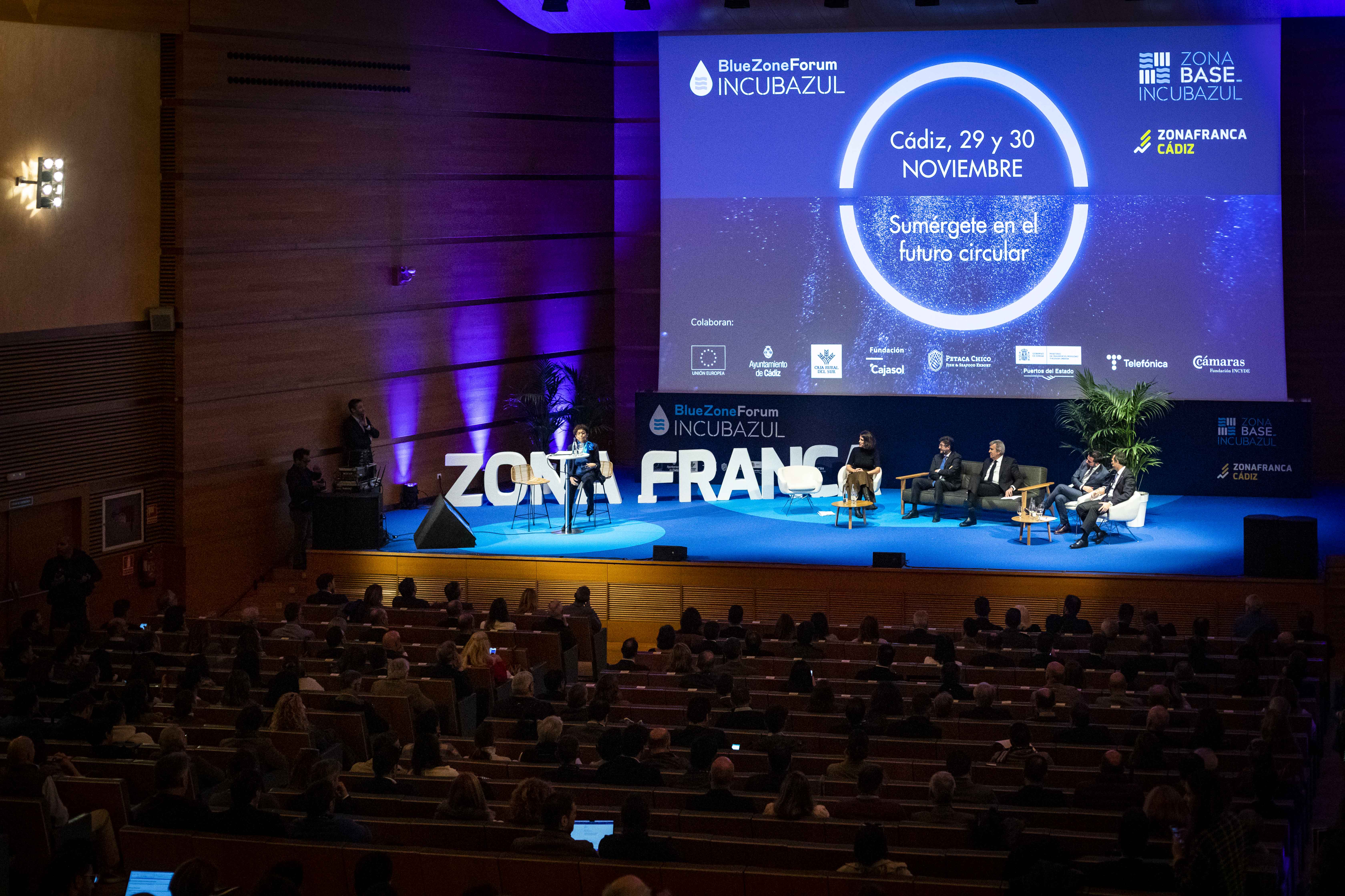 La cita ha logrado reunir casi a un millar de inscritos, muchos de ellos muy jóvenes.   GERMÁN MESA