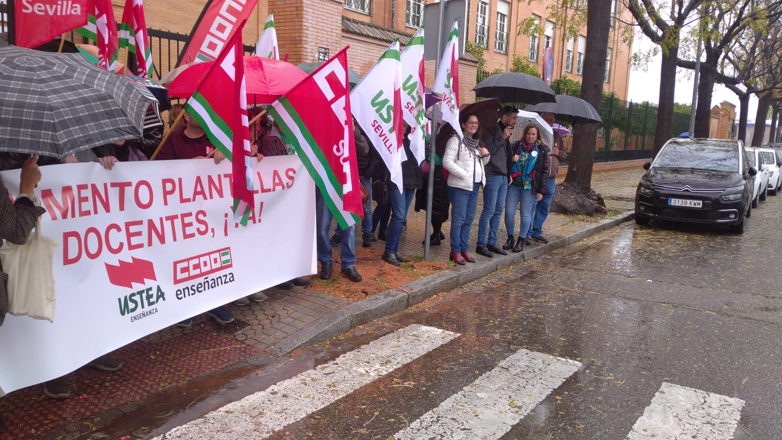 Protestas ante la Consejería de Educación de la Junta, en Sevilla, este jueves.