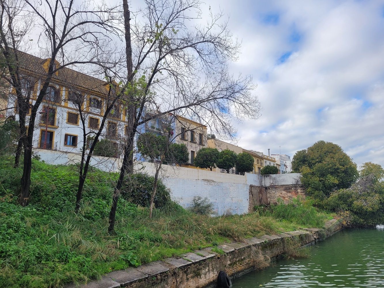 La parcela en estado de abandono en la que se ubicaba la comisaría de calle Betis, en Sevilla.