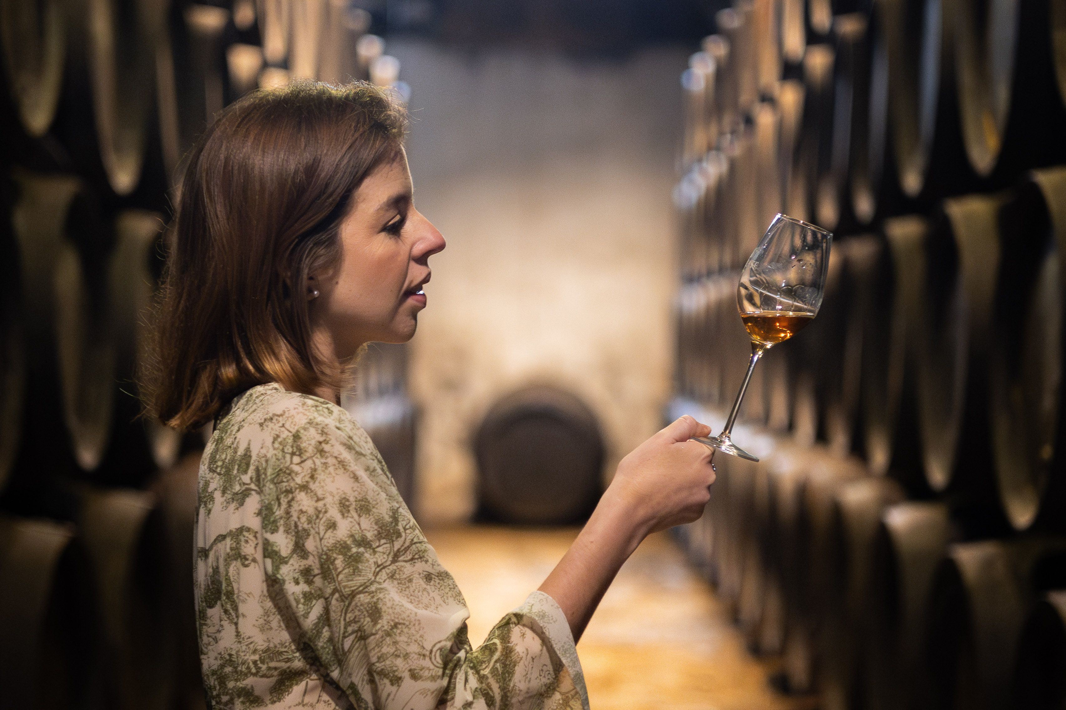 Dianna Innes de Oaxaca, México, observa unas copa de vino de Jerez.