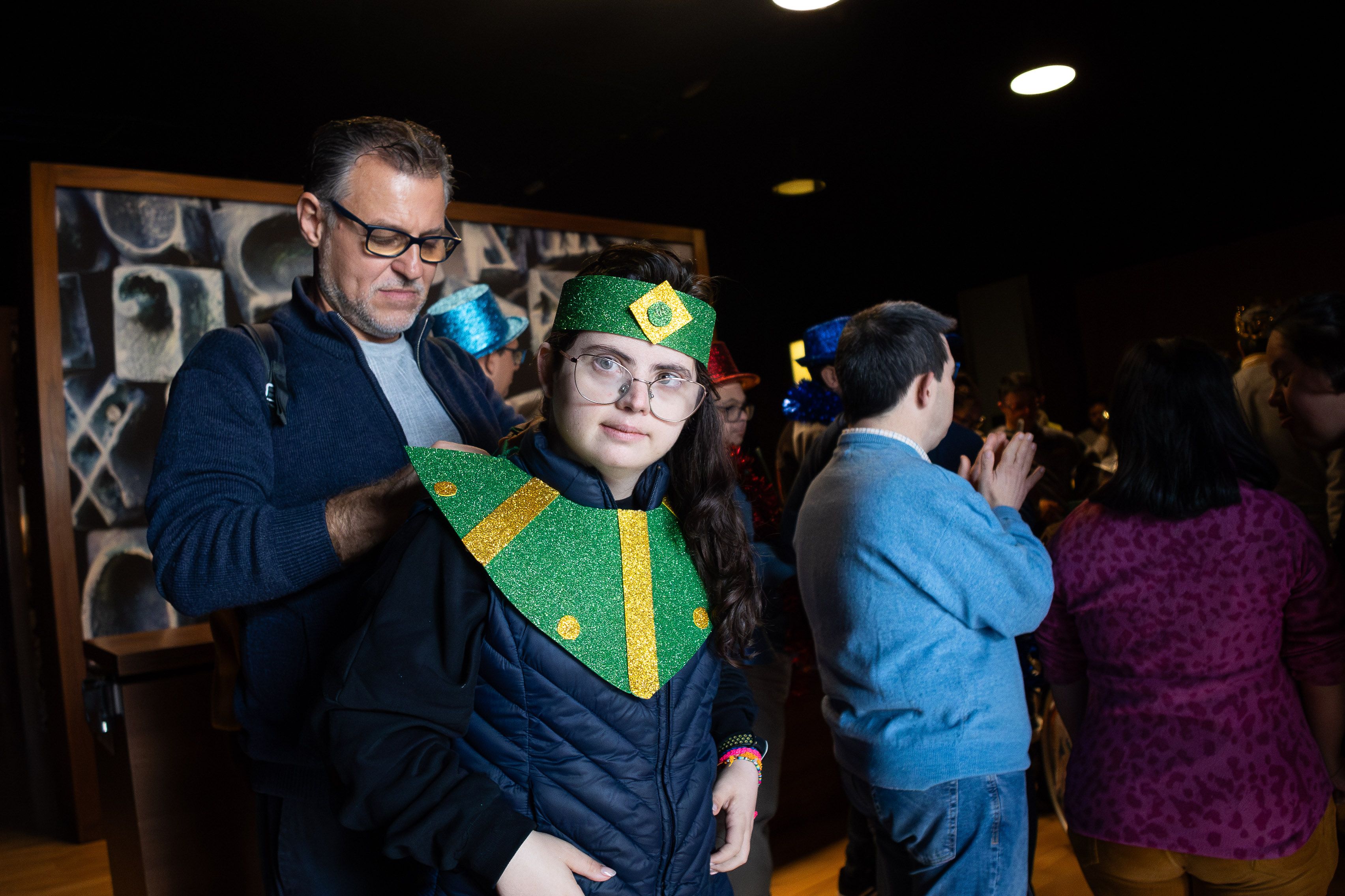 Los participantes se visten para ensayar.