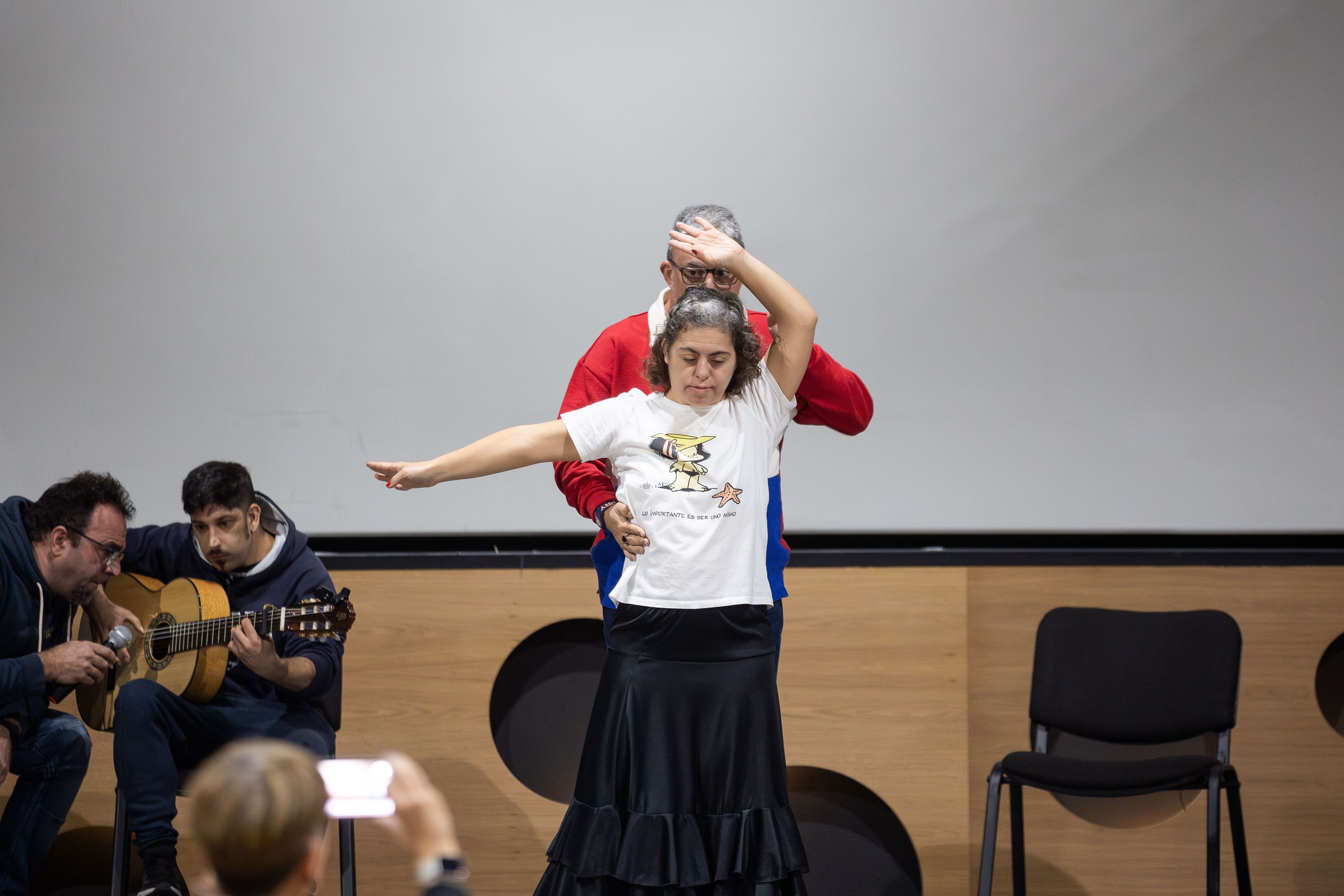 Los colectivos repasan los pasos de la función, que incluye baile flamenco.