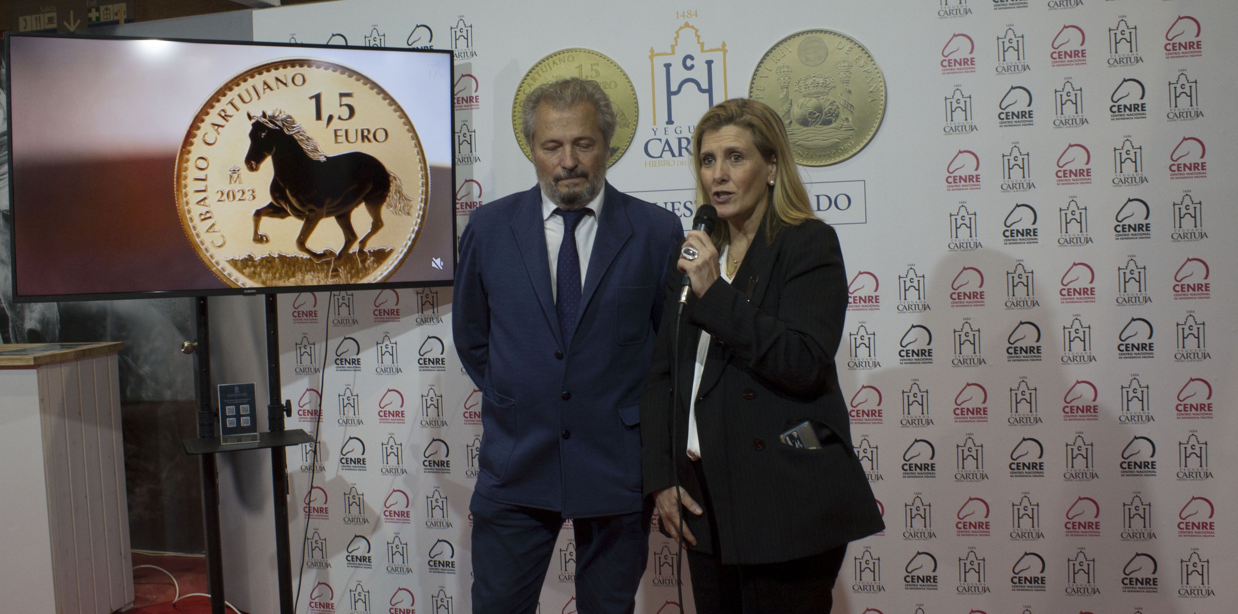 Responsables de Expasa y de la Real Fábrica de Moneda presentando la pieza. 