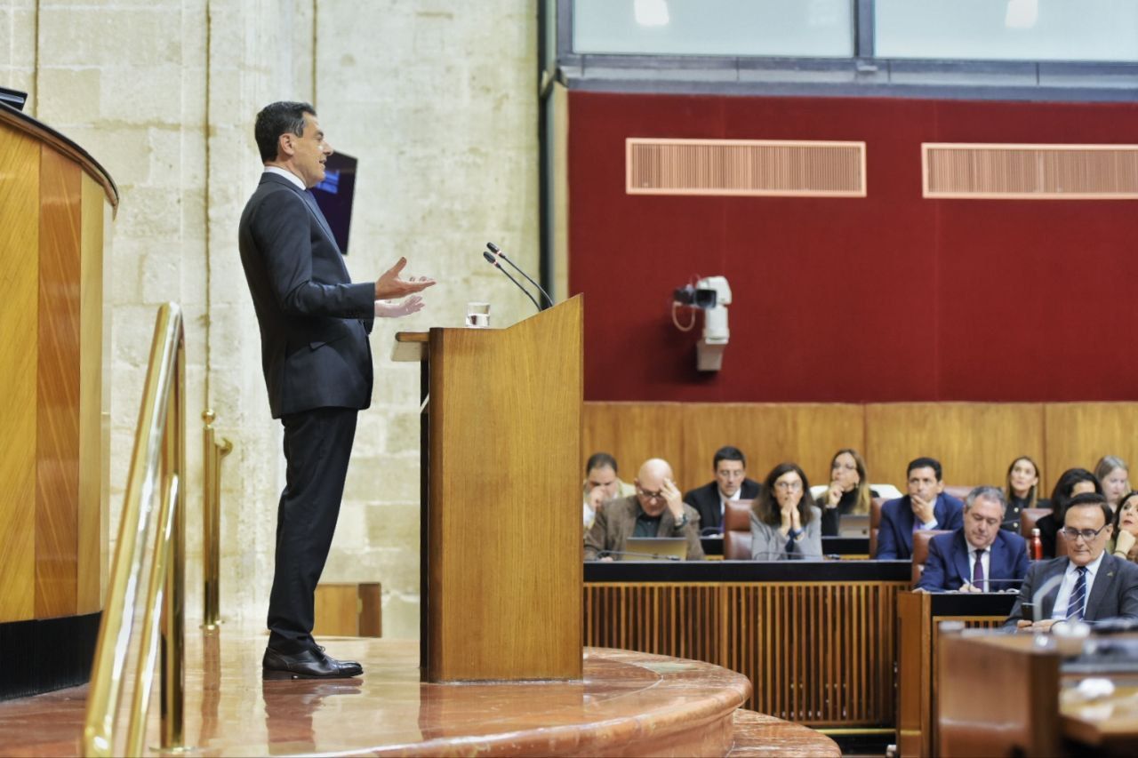 Juanma Moreno durante su intervención en el Parlamento de Andalucía.