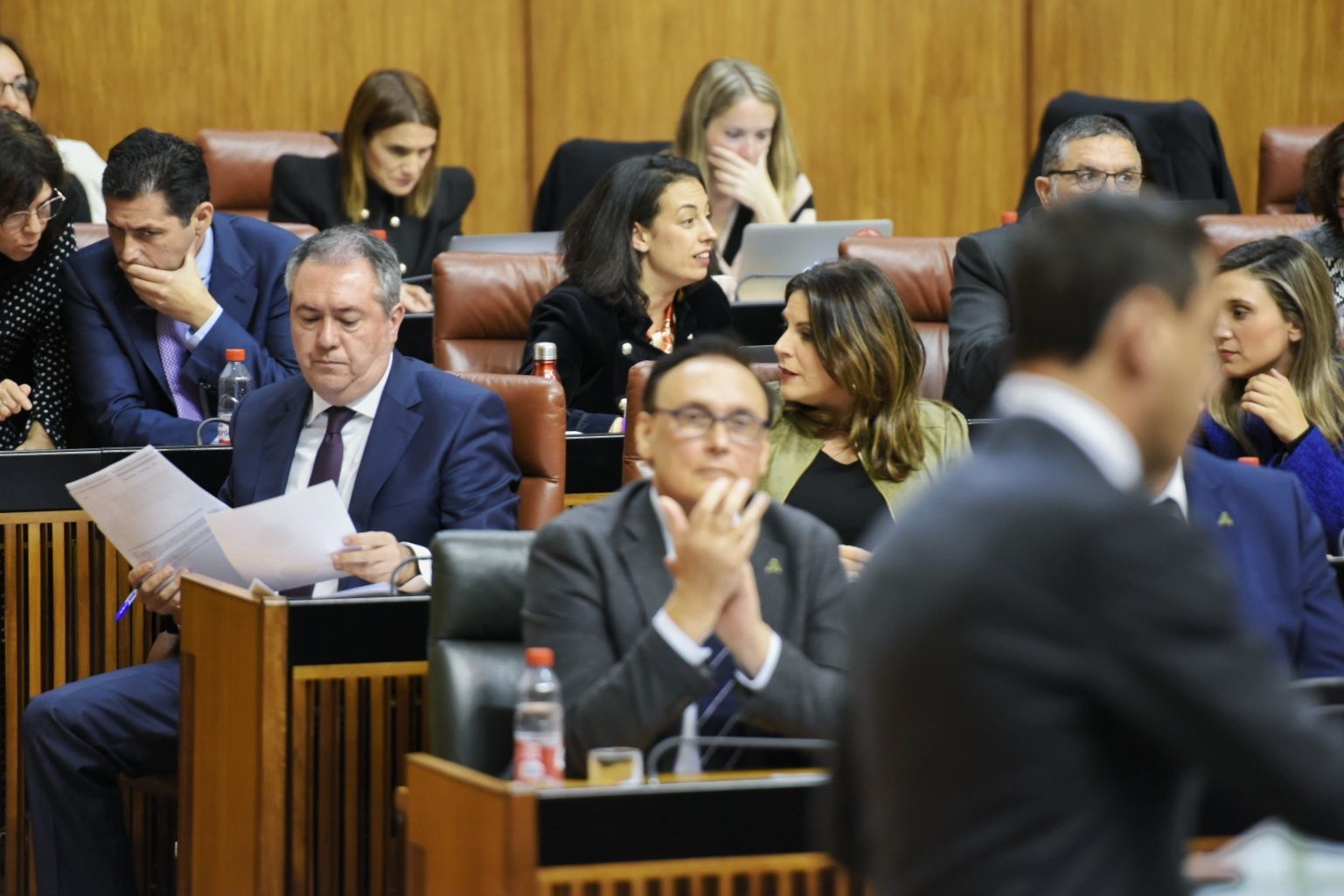 Juan Espadas (PSOE) y Juanma Moreno durante el debate del Estado de la Comunidad.