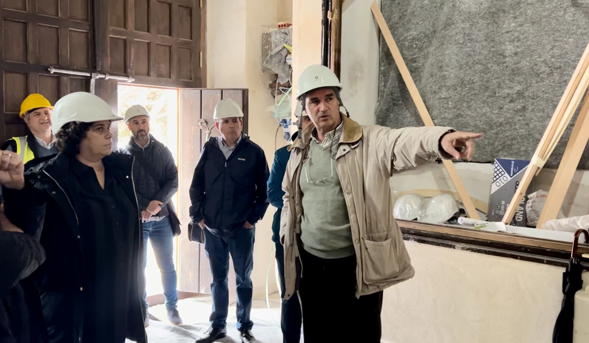 La alcaldesa durante la visita a las obras. 