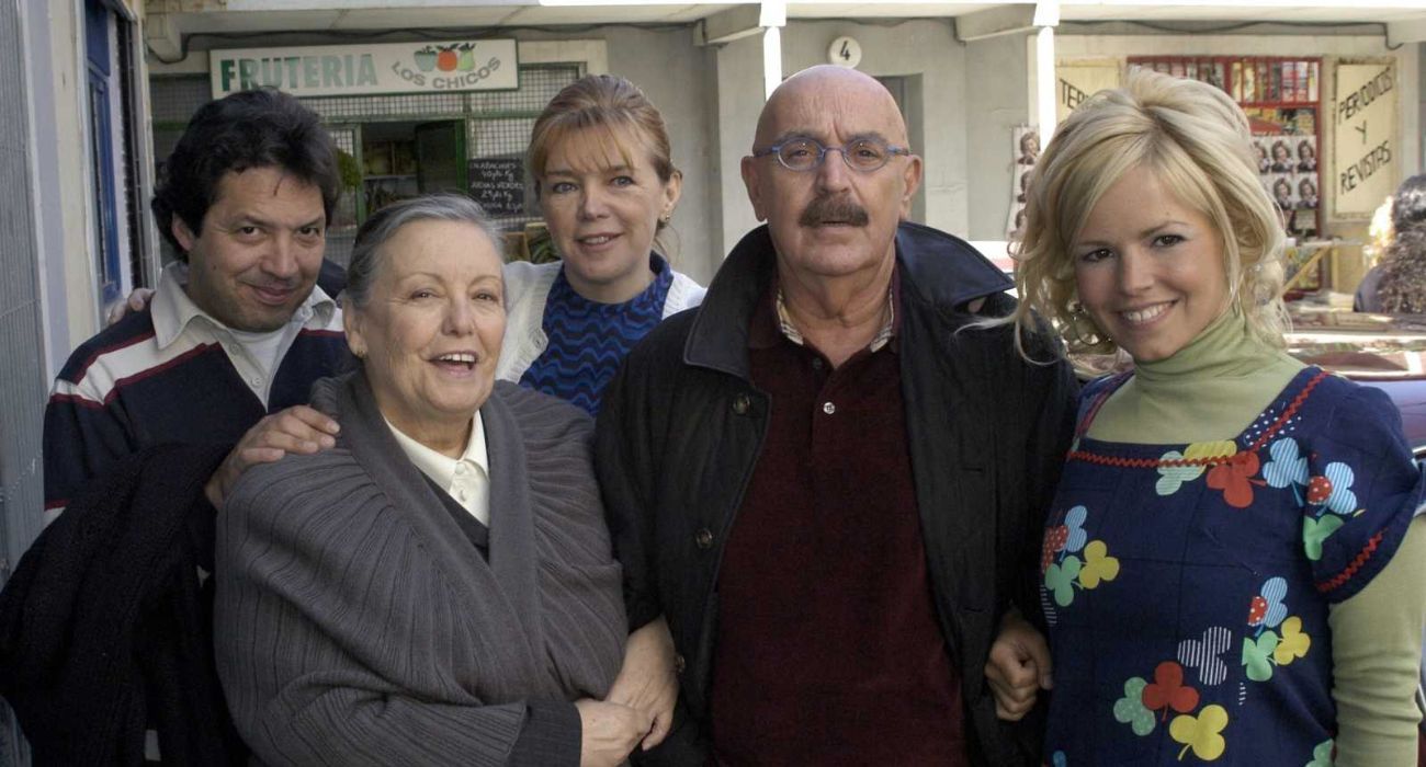 Eduaro Ladrón de Guevara, junto a algunos de los intérpretes de 'Cuéntame cómo pasó'