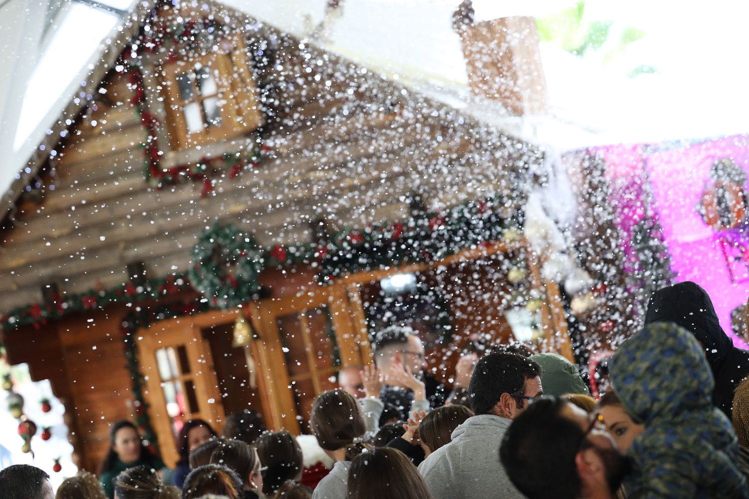 Una nevada en el mercadillo navideño de La Rinconada.