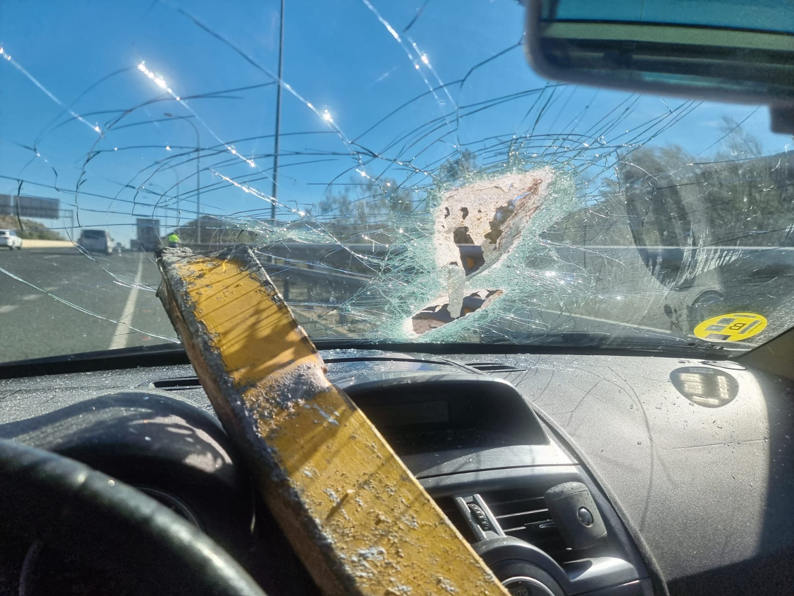 La activista trans Mar Cambrollé salva la vida: una viga atraviesa el parabrisas de su coche en Málaga.