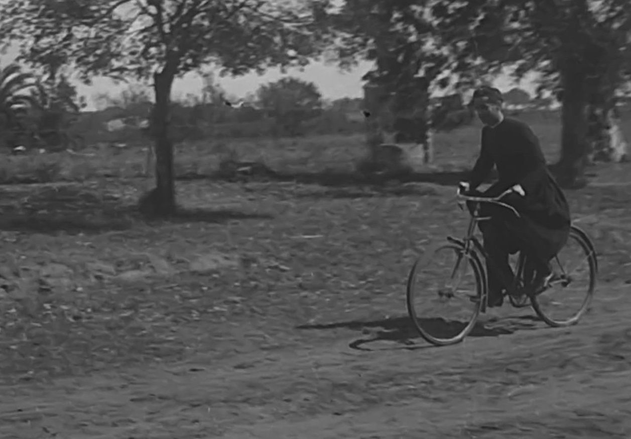 Don Luis Bellido en su bicicleta en una imagen de joven.