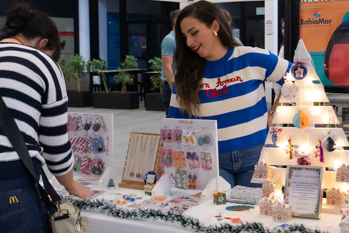 Mercado navideño en el centro comercial Bahía Mar en El Puerto.