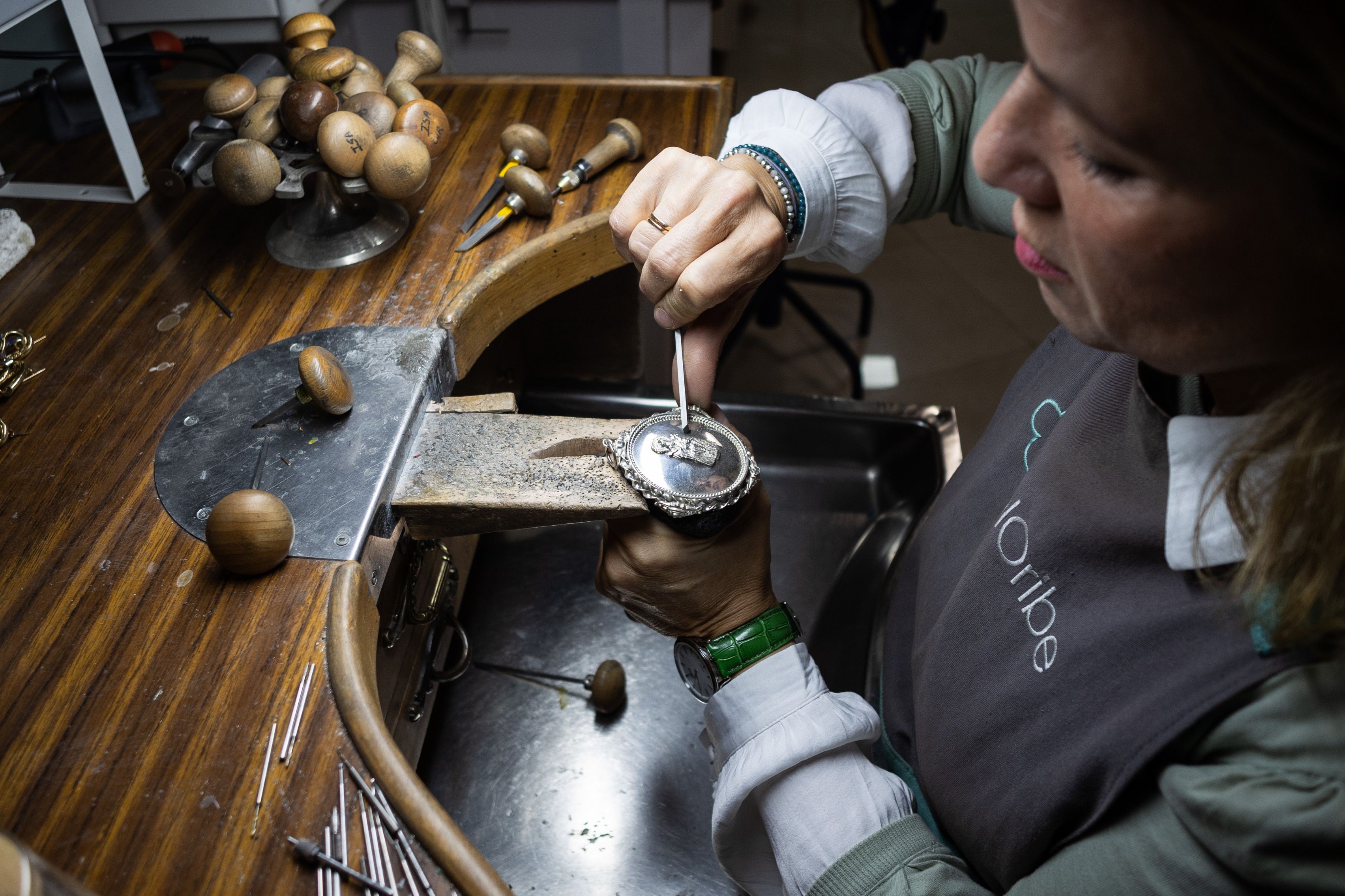 Isabel utiliza distintas herramientas en el proceso.