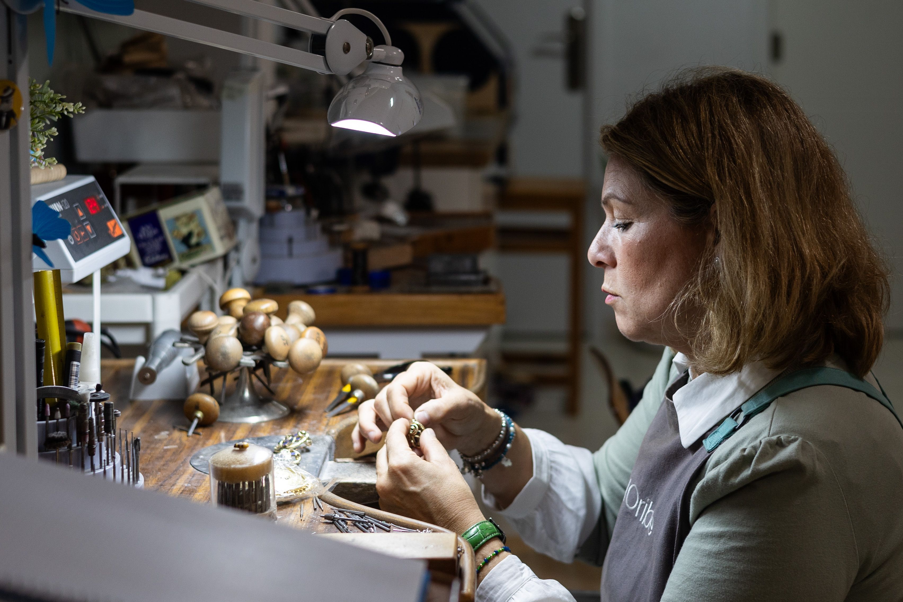 Isabel trabaja en el taller en una pieza.