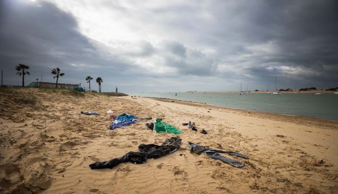 Parte de la ropa con la que llegaron a la orilla los migrantes.