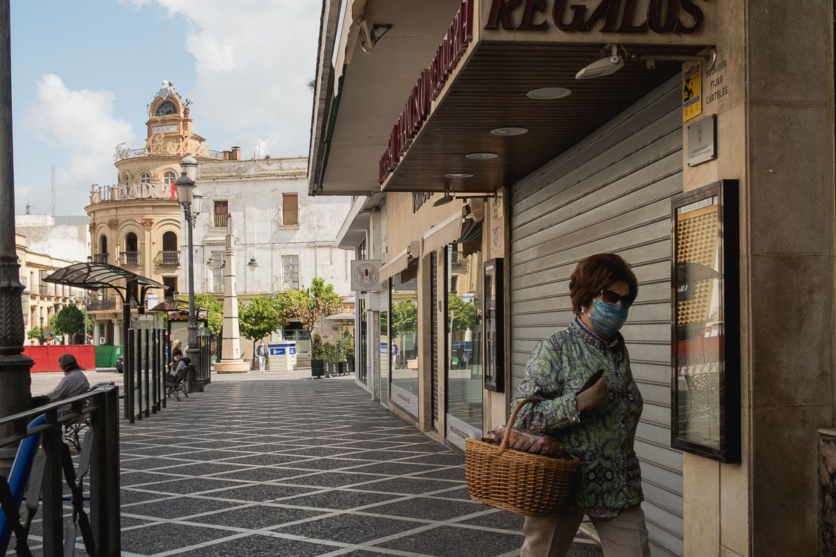 Una mujer camina, con mascarilla incluida, cerca de plaza Esteve. duarante la pandemia. FOTO: MANU GARCÍA