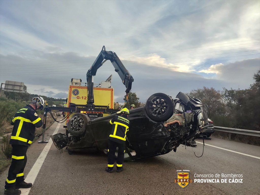 Así ha quedado un coche tras volcar en la autovía Jerez-Los Barrios.