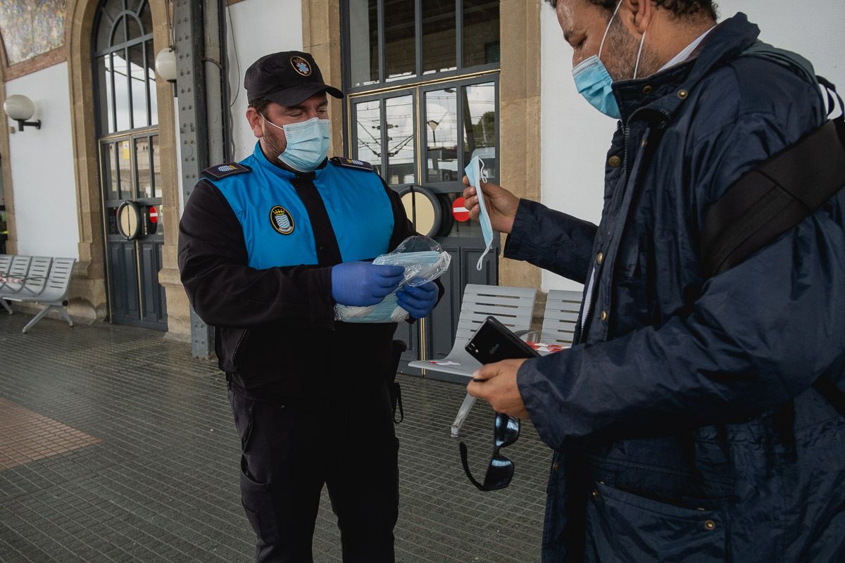 Reparto de mascarillas en la estación de tren de Jerez, el pasado lunes. FOTO: MANU GARCÍA
