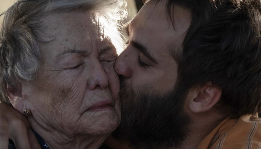 Carlitos besando a Herminia en el último capítulo de 'Cuéntame'.