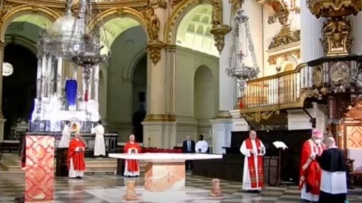 Un momento de la misa celebrada en la Catedral de Granada.
