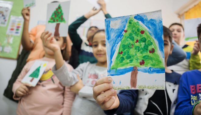 Alumnado del colegio rural Lomopardo, con las tarjetas navideñas que enviarán a las Canarias y Francia.